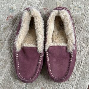 Ugg Slippers in purple - size 9